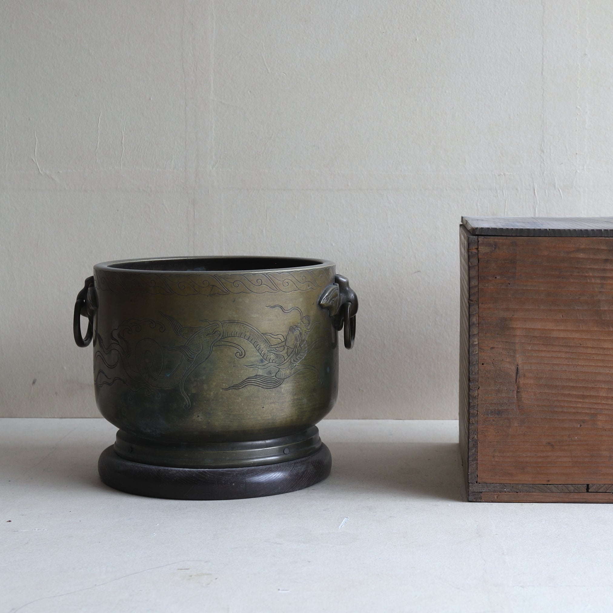 Kanaya Gorosaburo-zo Sand-lined brazier with rain dragon design and bat hand Edo/1603-1867CE