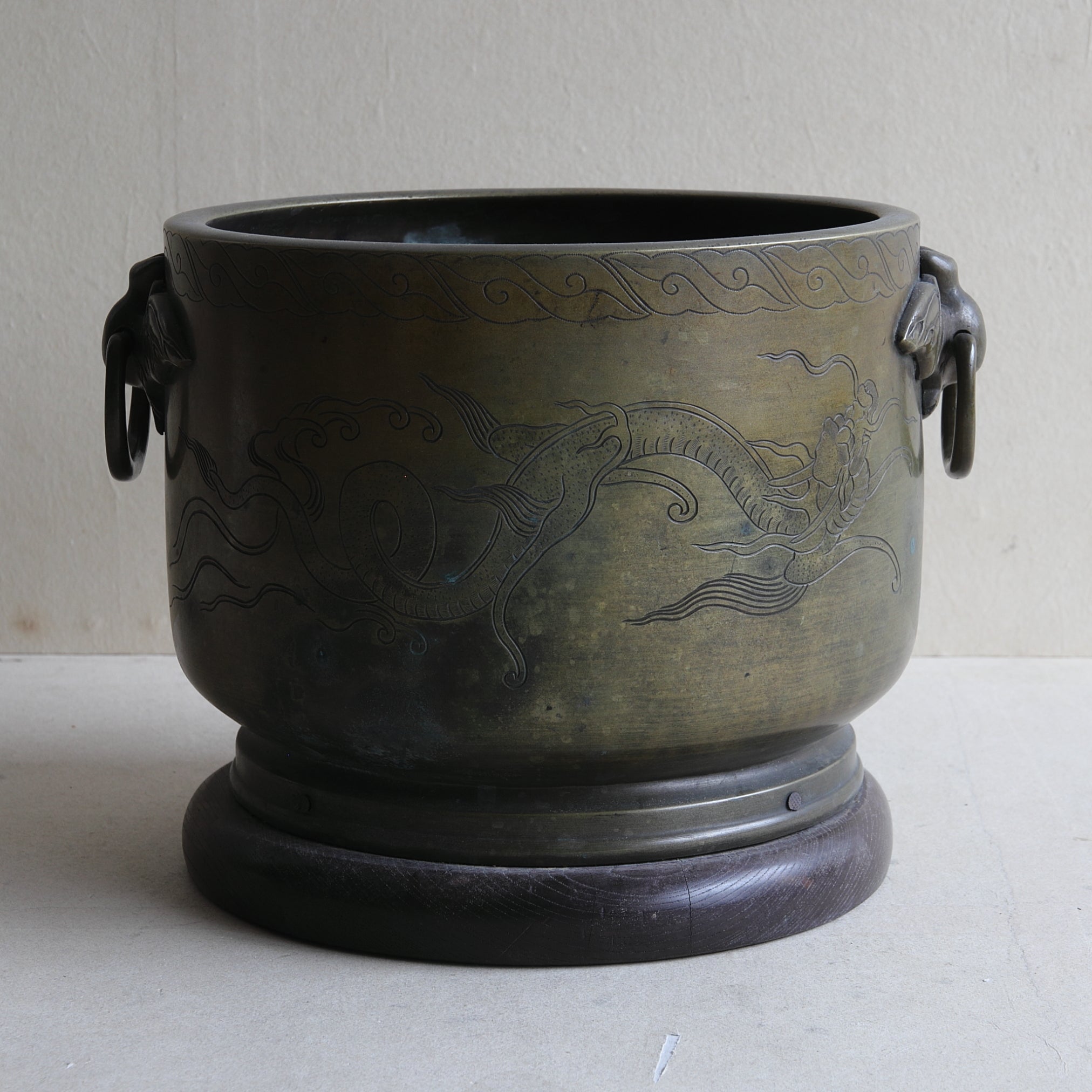 Kanaya Gorosaburo-zo Sand-lined brazier with rain dragon design and bat hand Edo/1603-1867CE