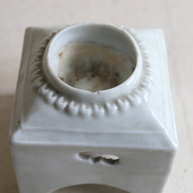 Koimari white porcelain square cup stand with transparent moon cloud design Edo/1603-1867CE