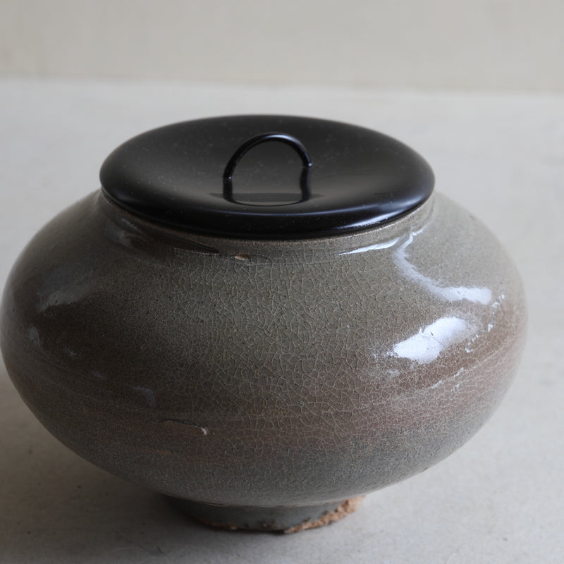 Korean Antique pot with lacquered lid Water finger Joseon Dynasty/1392-1897CE