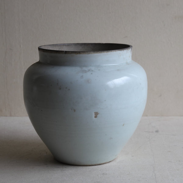 Koimari white porcelain jar Edo/1603-1867CE