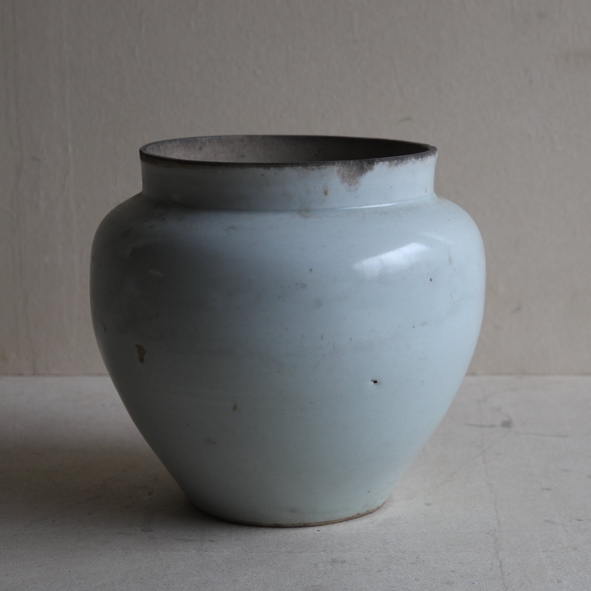 Koimari white porcelain jar Edo/1603-1867CE