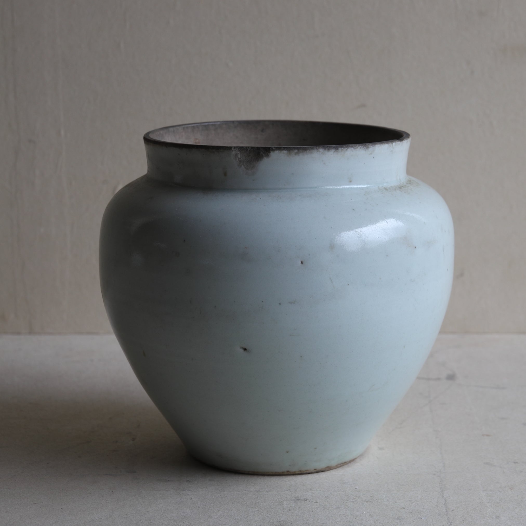 Koimari white porcelain jar Edo/1603-1867CE