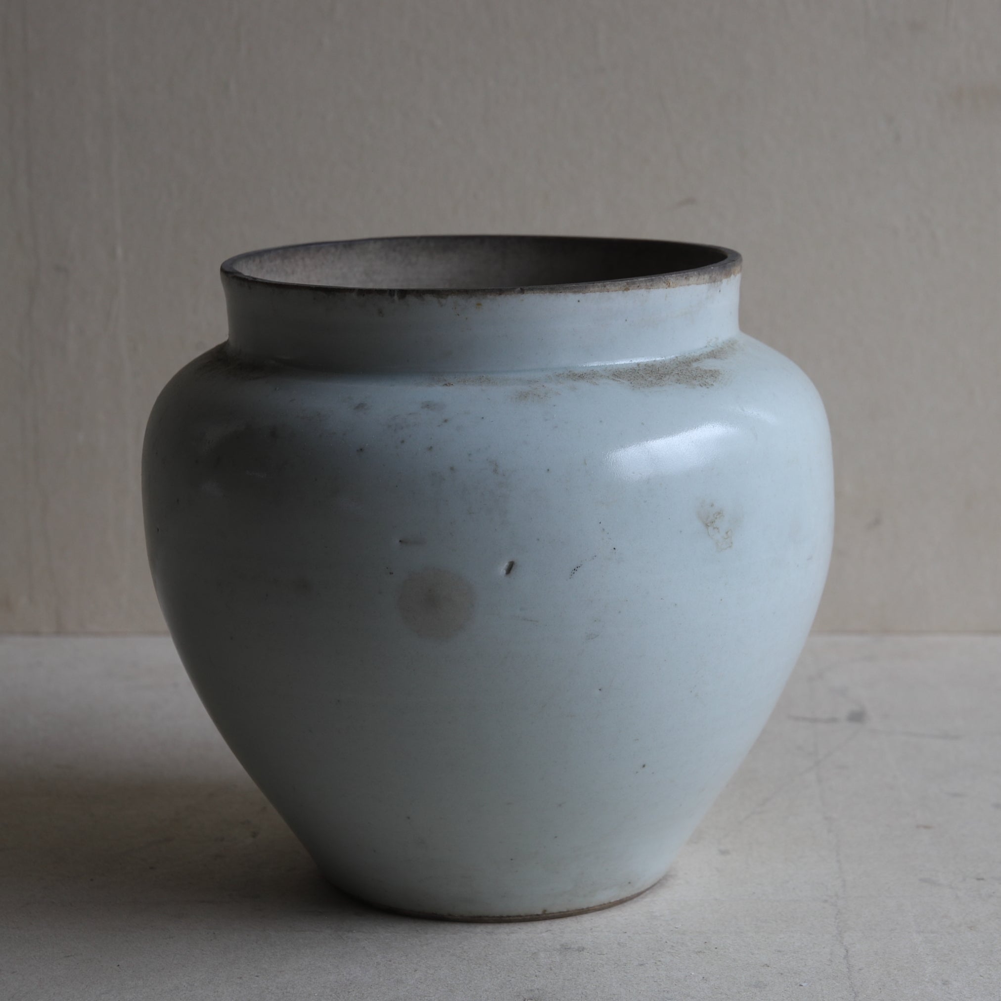 Koimari white porcelain jar Edo/1603-1867CE