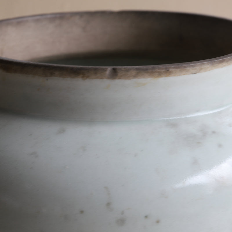 Koimari white porcelain jar Edo/1603-1867CE
