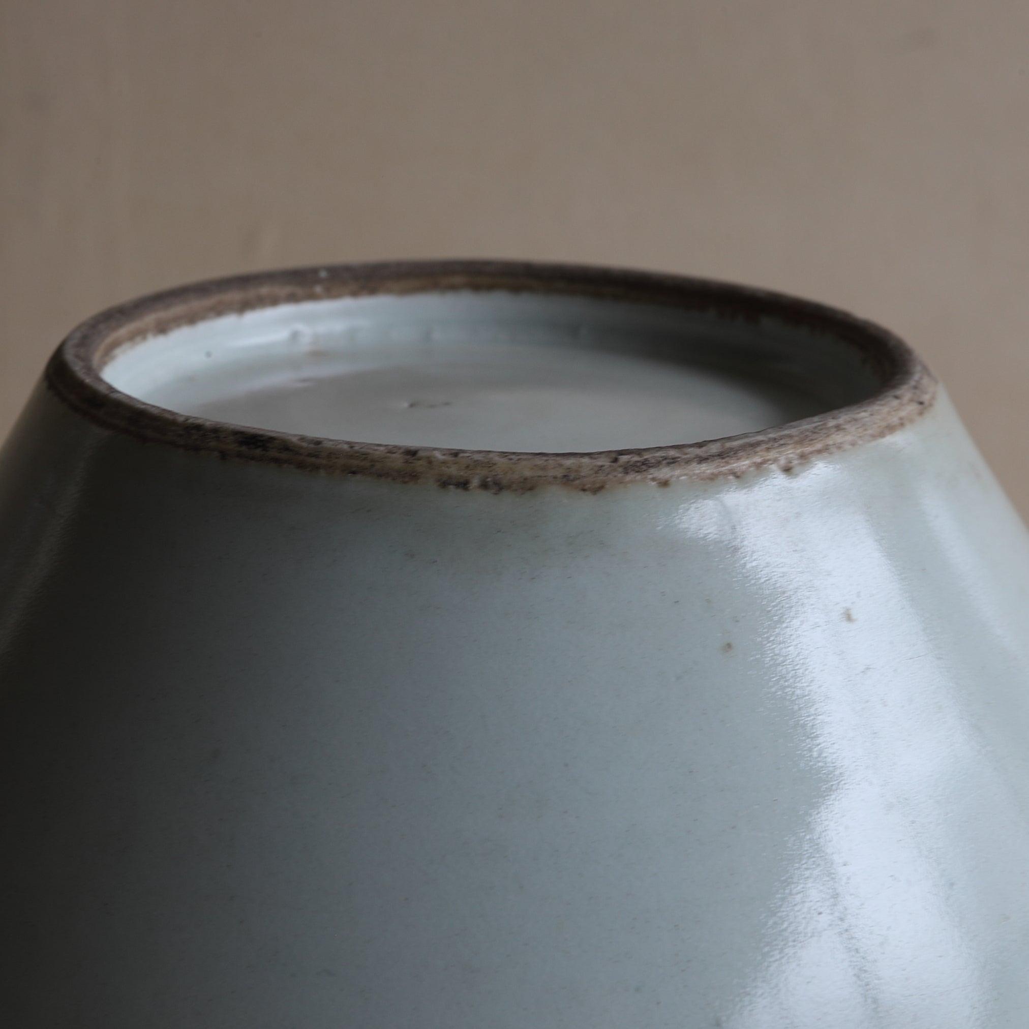 Koimari white porcelain jar Edo/1603-1867CE