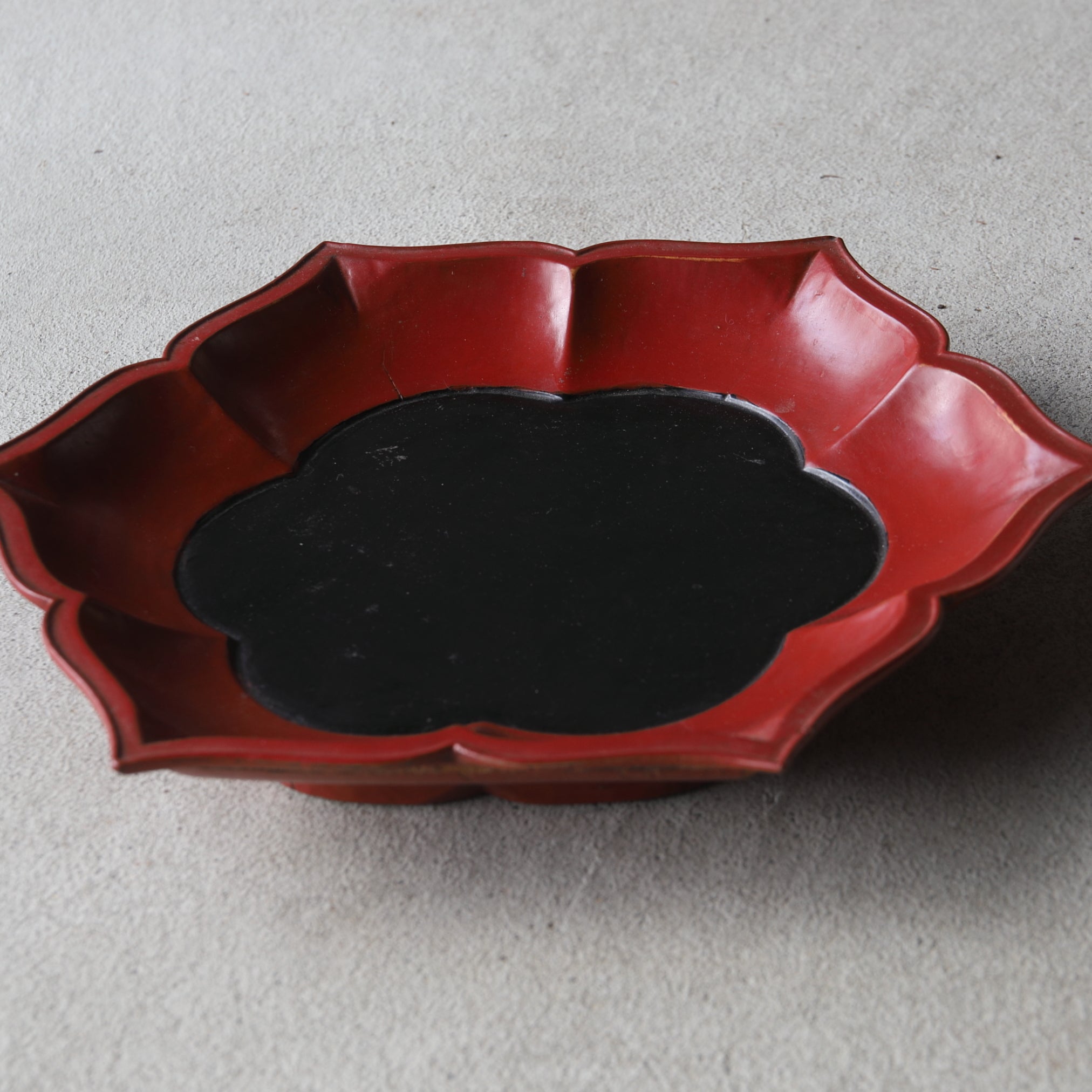 Vermillion lacquer flower-shaped tray Yuan-Ming Dynasty/1206-1644CE