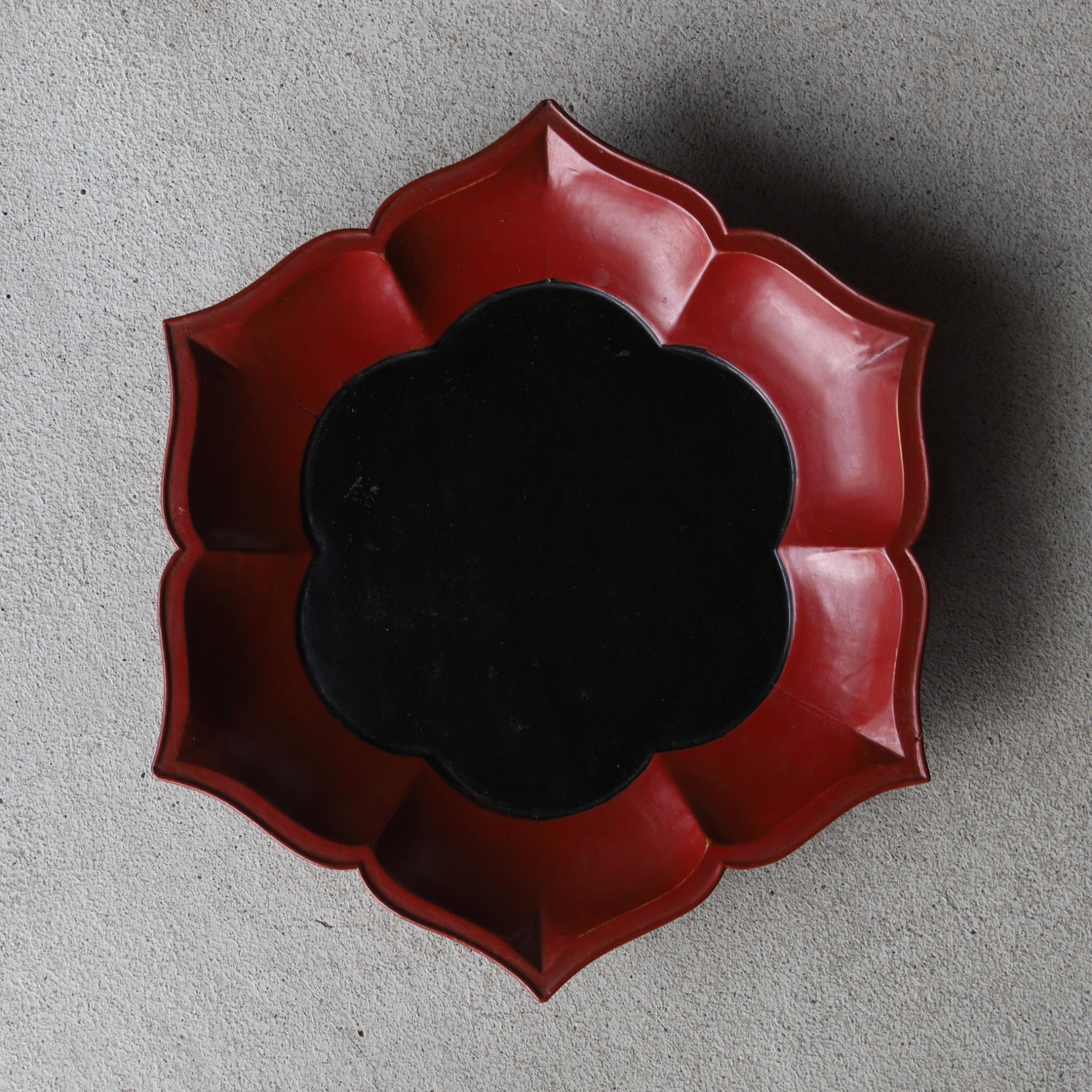 Vermillion lacquer flower-shaped tray Yuan-Ming Dynasty/1206-1644CE