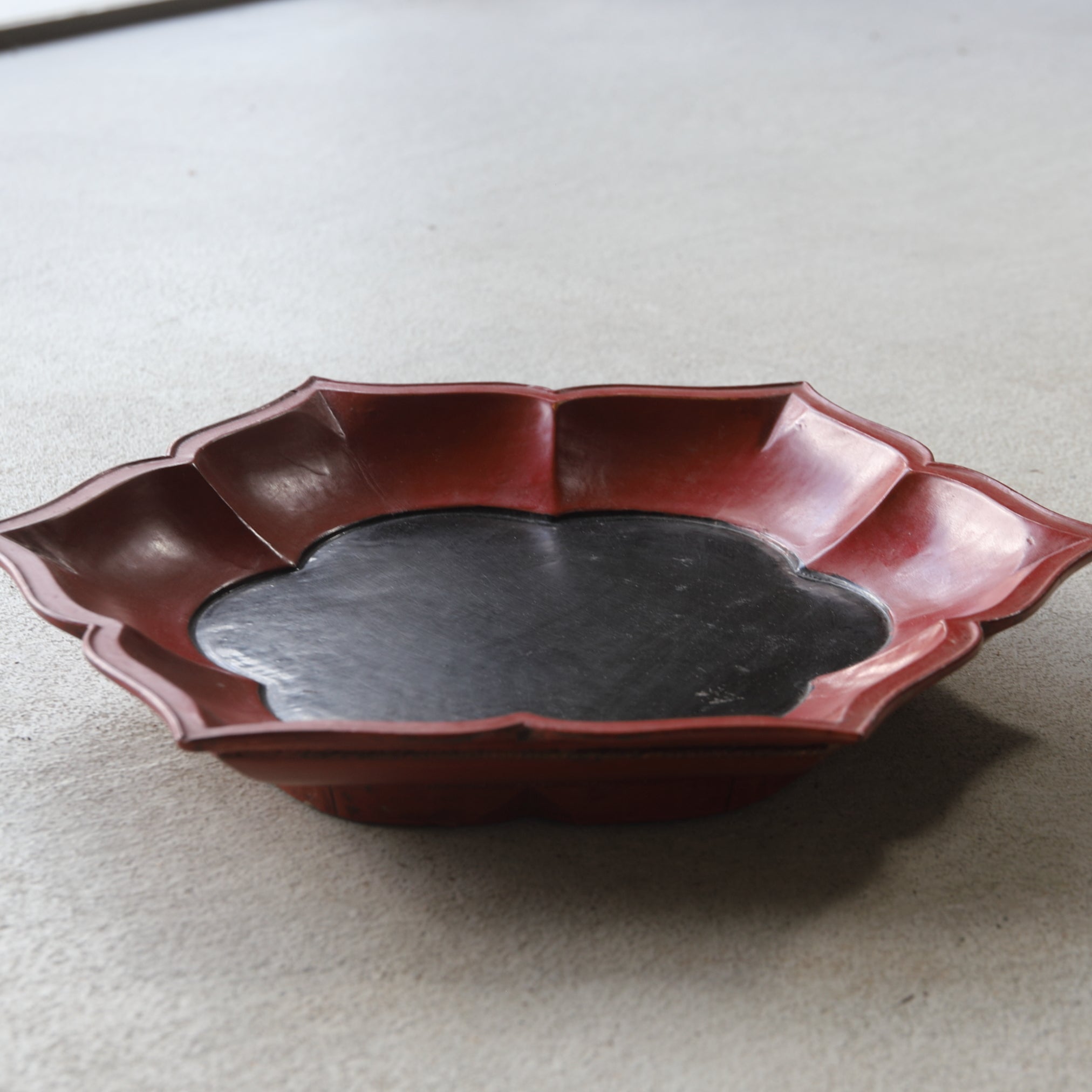 Vermillion lacquer flower-shaped tray Yuan-Ming Dynasty/1206-1644CE