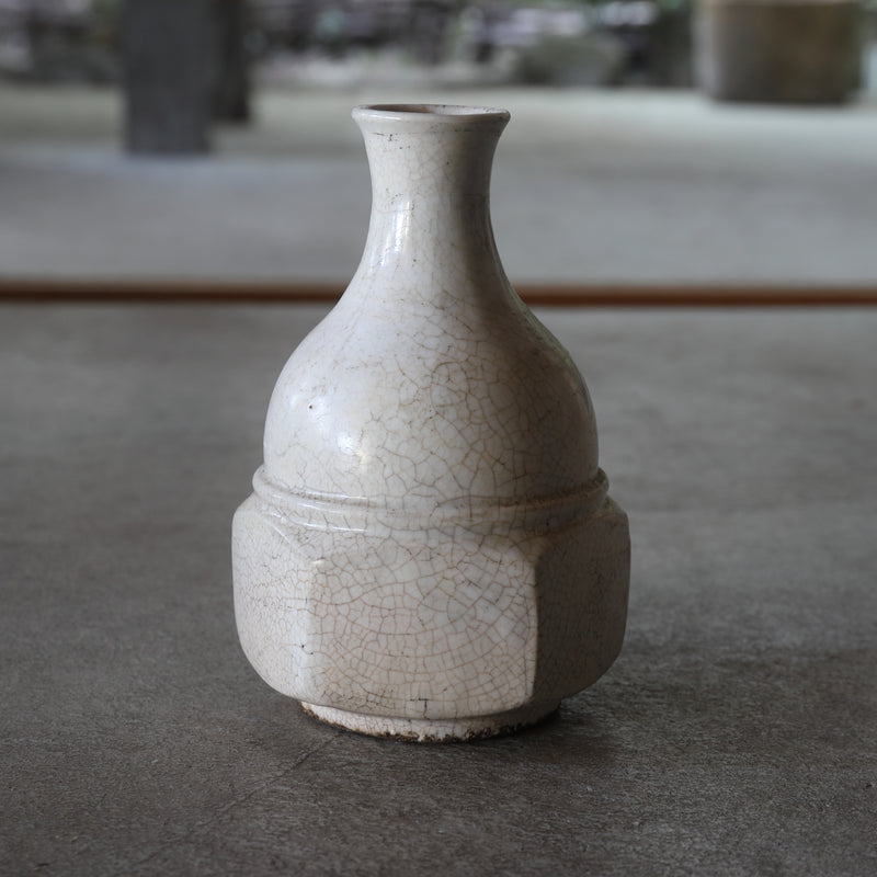 韩国白瓷倒角瓶 朝鲜王朝/1392-1897CE