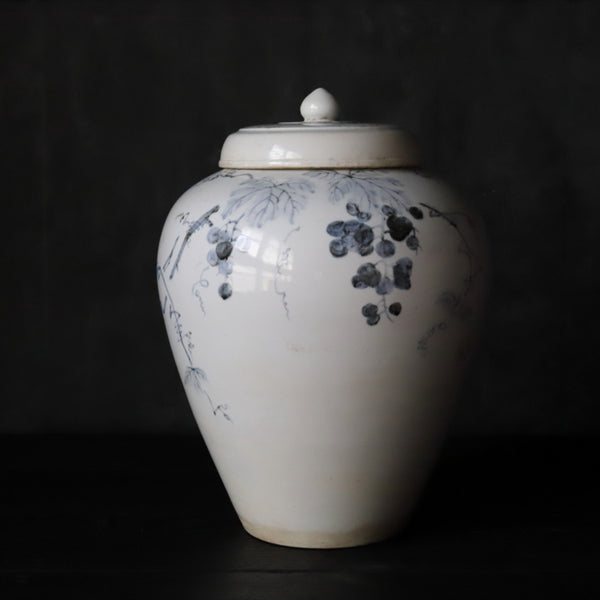 韩式古董白瓷葡萄纹盖子花瓶 朝鲜王朝/1392-1897CE